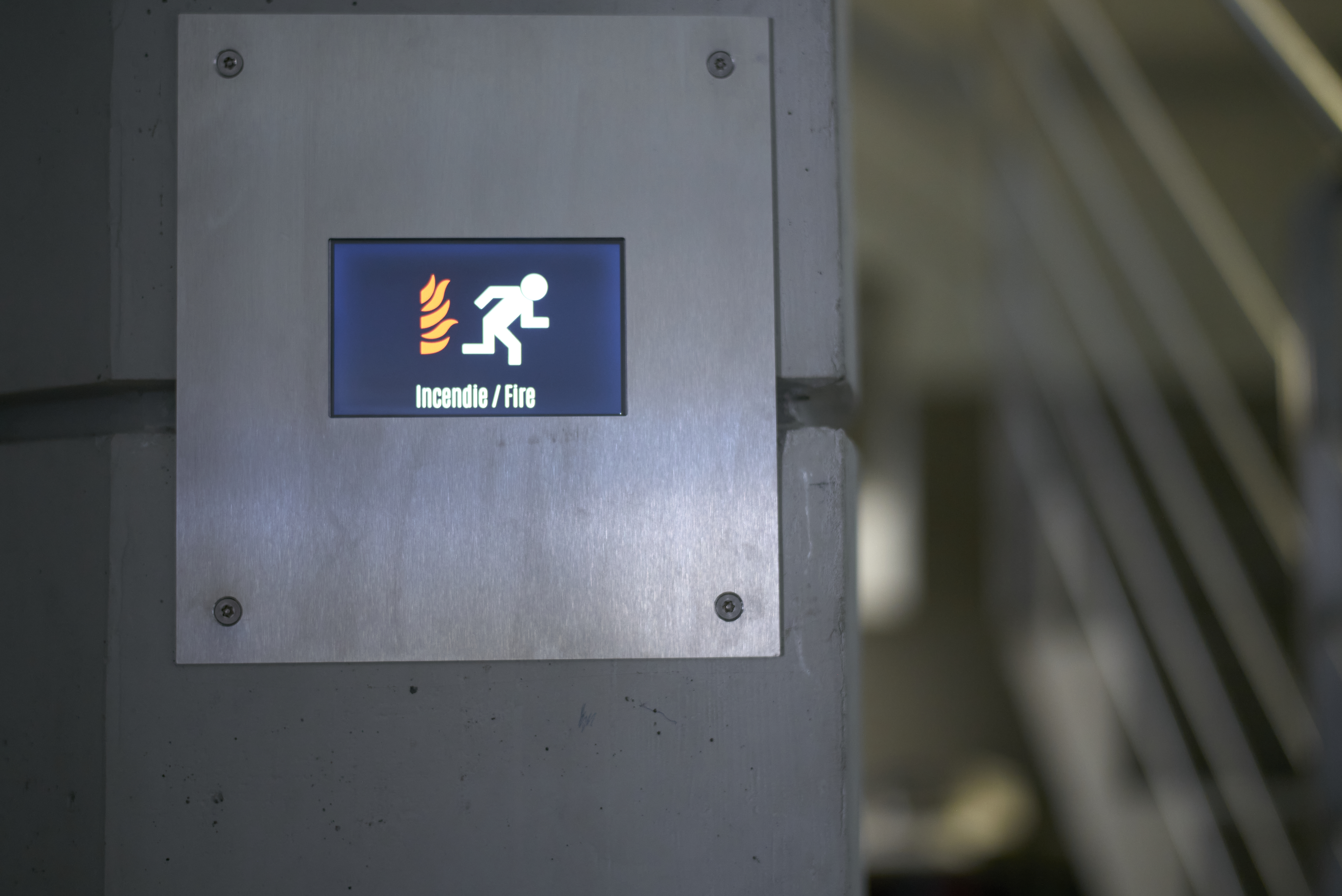 A screen shows alarm status is active.