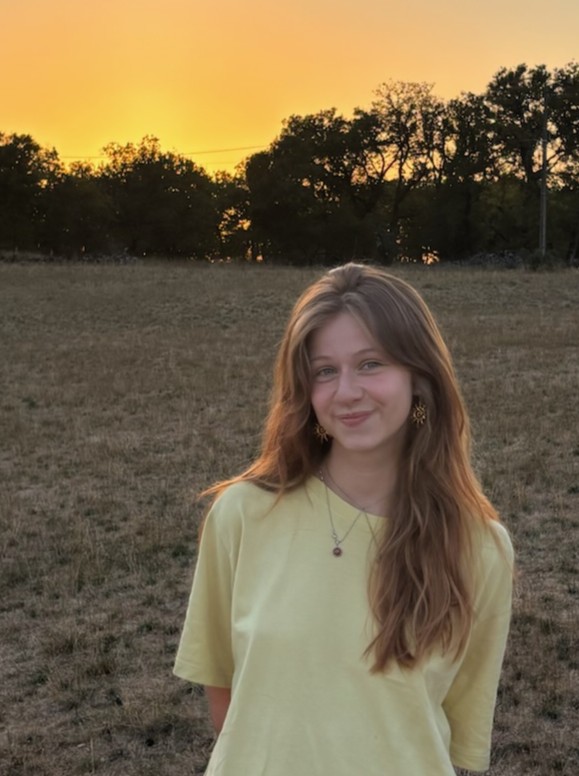 Inès dans la nature, les yeux ouverts
