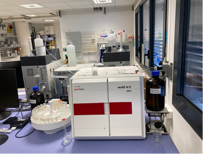 The TOC/TNb machine, similar coloring to the ICP MS but distinctly shorter and squatter, placed on the floor.