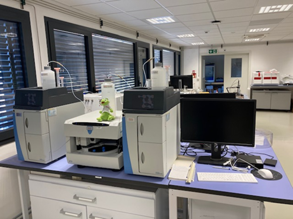 The ion chromatography machine has a spinnable rack for multiple samples, which makes one feel a bit like a DJ.